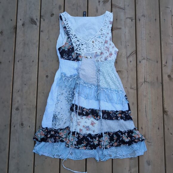Sacred Threads Boho Short Mini Dress Women's M White Floral Tiered Seashell - Picture 1 of 9